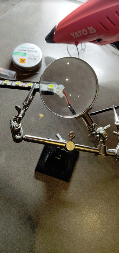 Connecting the tape to the power supply