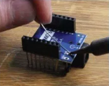 zócalos extendidos con pines para el microcontrolador D1 Mini y el módulo de alimentación