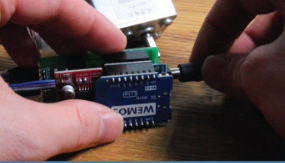 折叠整个东西,将电源和微型 USB 电缆连接到计算机